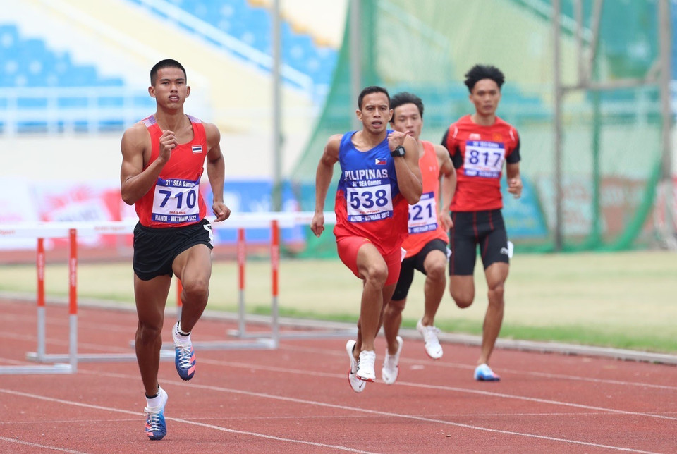 Các vận động viên thi đấu vòng loại nội dung chạy 400m vượt rào nam xuất phát. (Ảnh: Hoàng Hà/TTXVN)