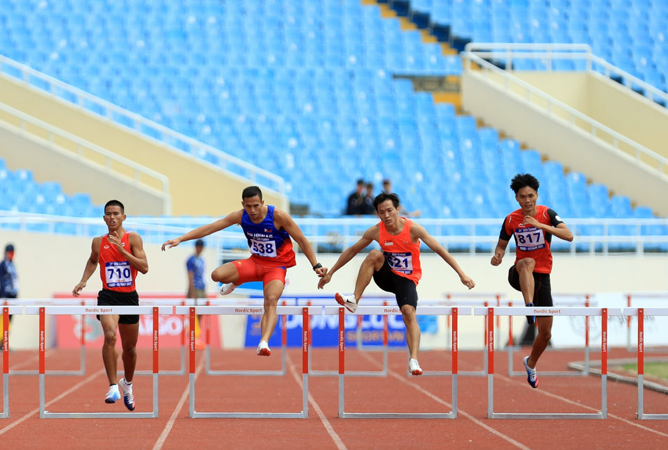 Các VĐV thi đấu vòng loại nội dung chạy 400m vượt rào nam. (Ảnh: Huy Hùng/TTXVN)