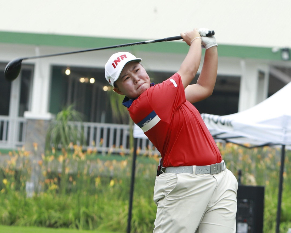 VĐV Holly Halim Victoria (Indonesia) thi đấu ở hố golf số 10 vòng 1 cá nhân nữ. (Ảnh: Hoàng Hùng/TTXVN)