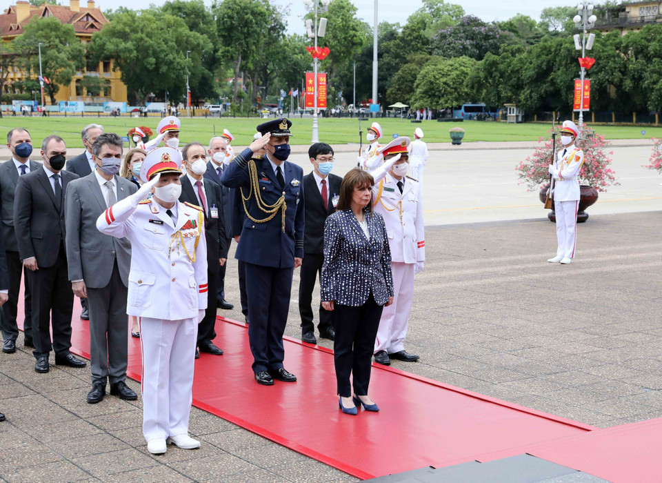 Tổng thống Cộng hòa Hy Lạp Katerina Sakellaropoulou tưởng niệm Chủ tịch Hồ Chí Minh. (Ảnh: An Đăng/TTXVN)