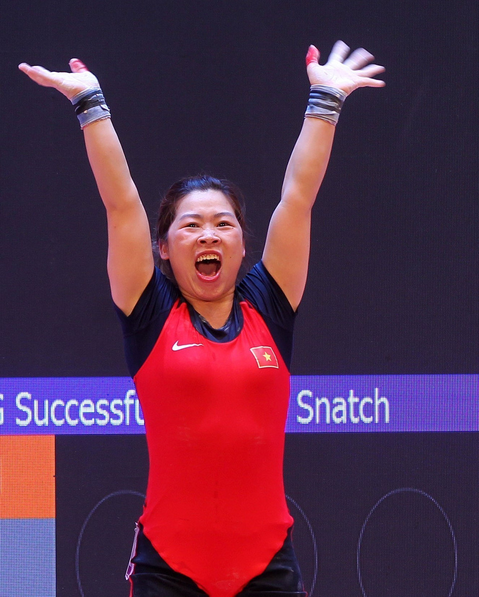 VĐV Hoàng Thị xuất sắc đoạt HCV hạng cân 59 kg nữ với tổng cử là 204kg. (Ảnh: Quốc Khánh/TTXVN)