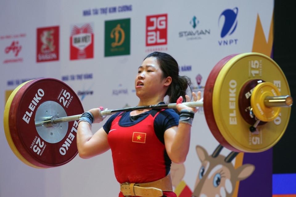 Chiều 20/5, đô cử Hoàng Thị Duyên đã săn vàng thành công cho Cử tạ Việt Nam ở hạng cân 59kg nữ. Cô cũng đã phá kỷ lục SEA Games mà bản thân đã thiết lập trước đó ở nội dung cử giật. (Ảnh: Quốc Khánh/TTXVN)