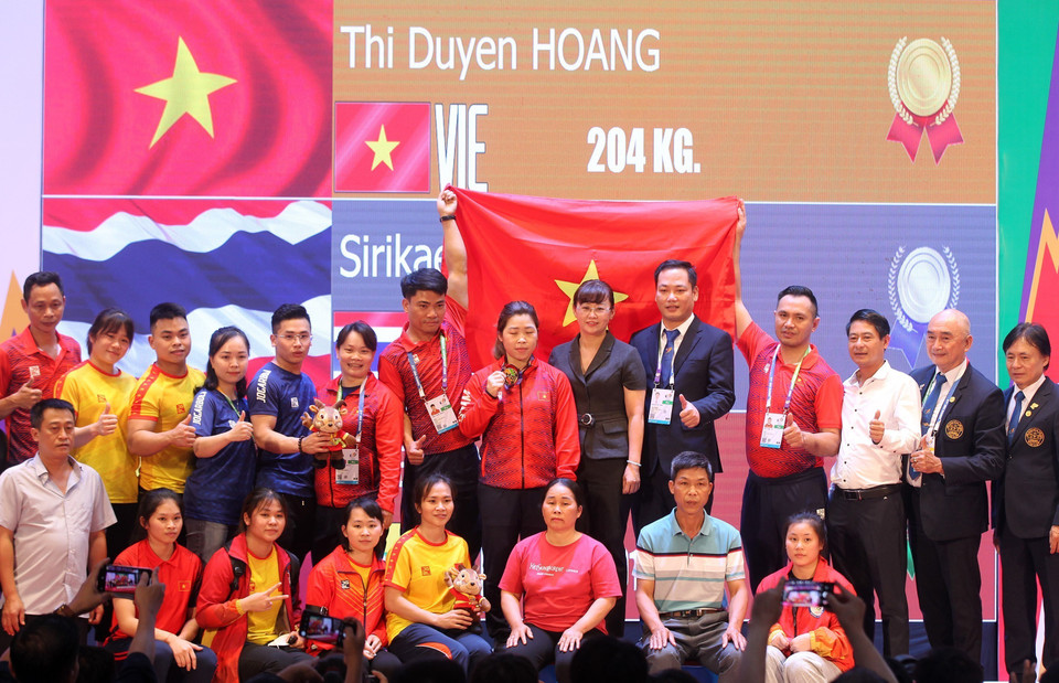 Mục tiêu giành ít nhất 2 tấm Huy chương Vàng của Cử tạ Việt Nam đã sớm đạt được. Môn Cử tạ tại SEA Games 31 còn 2 ngày thi đấu 21 và 22/5 với sự góp mặt của thêm một “niềm hy vọng vàng” Phạm Thị Hồng Thanh (hạng cân 64 kg nữ). (Ảnh: Quốc Khánh/TTXVN)