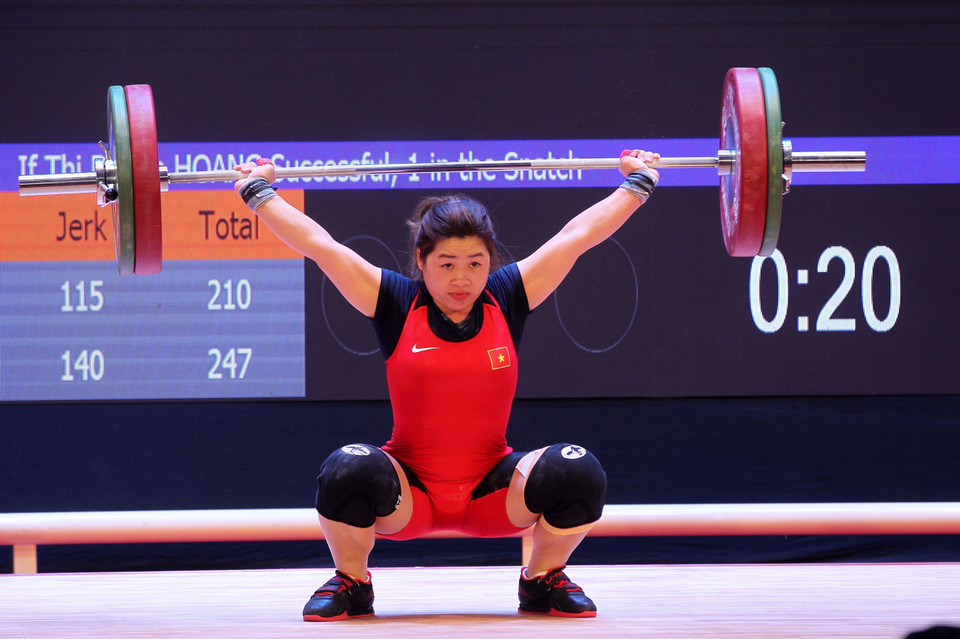 VĐV Hoàng Thị xuất sắc đoạt HCV hạng cân 59kg nữ với tổng cử là 204kg. (Ảnh: Quốc Khánh/TTXVN)