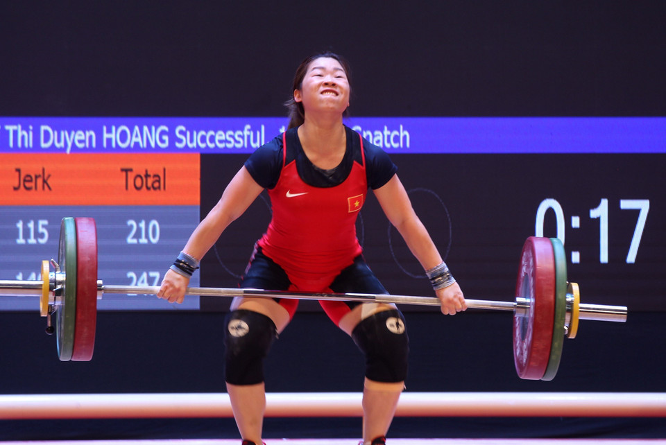 Tại SEA Games 30, Hoàng Thị Duyên ở thời kỳ đỉnh cao phong độ đạt thành tích tổng cử là 210kg. Tấm Huy chương Vàng lần này là kết quả của nỗ lực vượt chấn thương dai dẳng của Hoàng Thị Duyên. (Ảnh: Quốc Khánh/TTXVN)