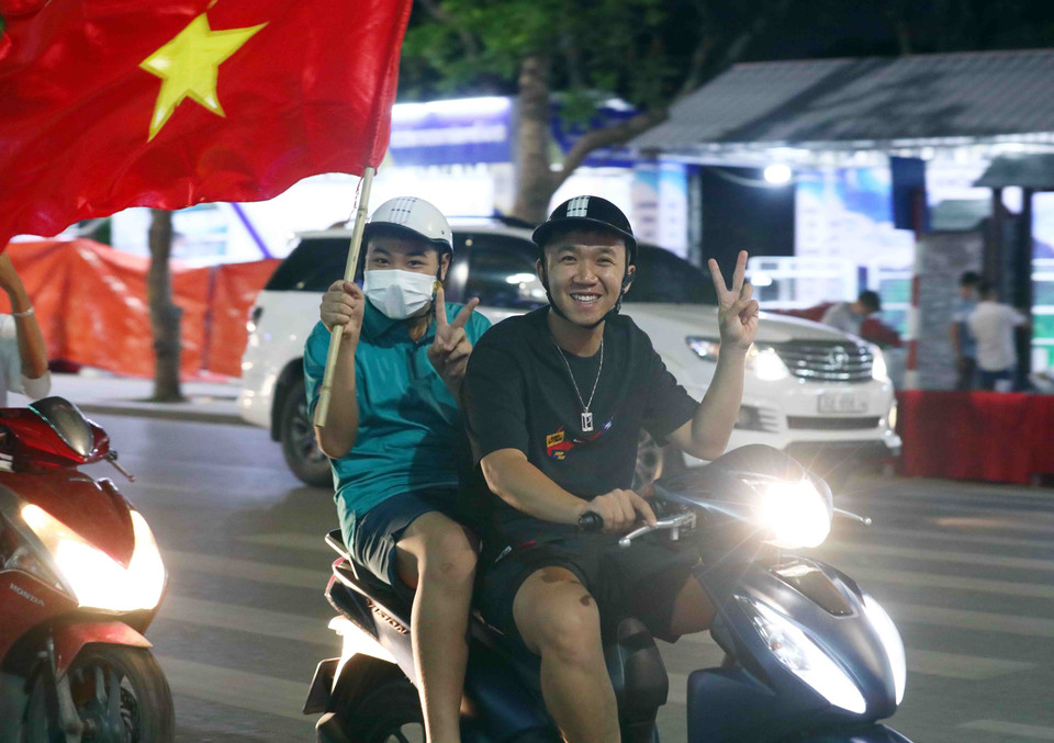 Nhiều người dân Thủ đô đổ ra đường ăn mừng chiến thắng của Đội tuyển U23 Việt Nam. (Ảnh: Phạm Kiên/TTXVN)