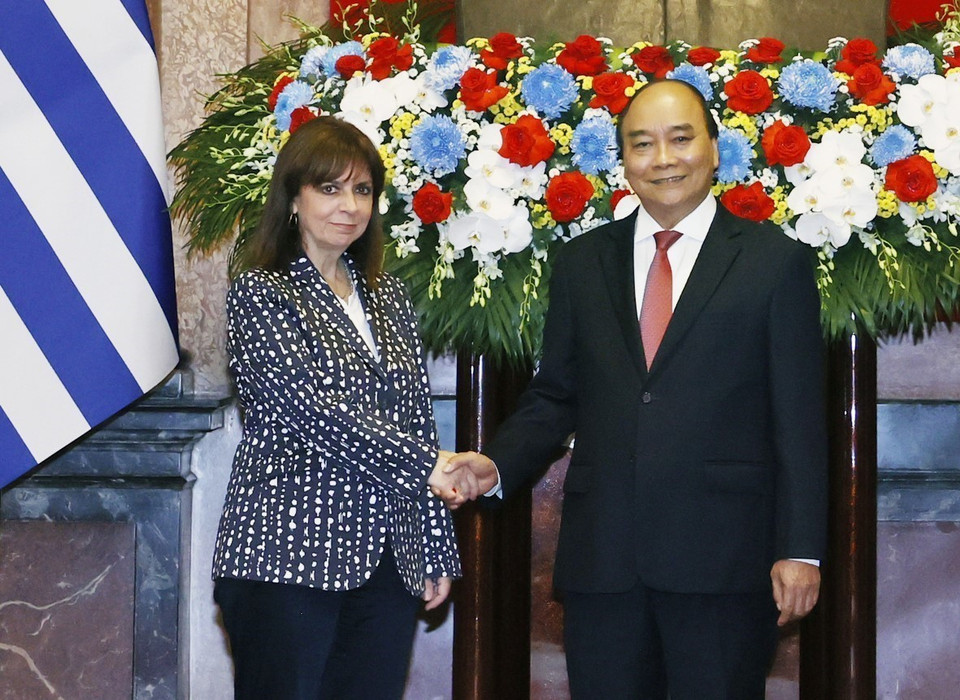 Chủ tịch nước Nguyễn Xuân Phúc và Tổng thống Hy Lạp Katerina Sakellaropoulou chụp ảnh chung tại lễ đón. (Ảnh: Thống Nhất/TTXVN)