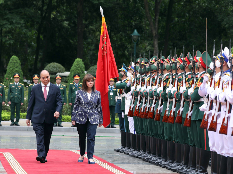 Chủ tịch nước Nguyễn Xuân Phúc và Tổng thống Hy Lạp Katerina Sakellaropoulou duyệt Đội danh dự Quân đội nhân dân Việt Nam. (Ảnh: Thống Nhất/TTXVN)
