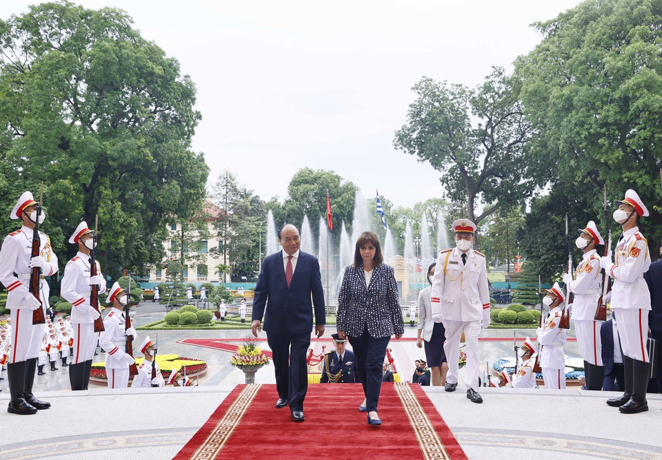 Chủ tịch nước Nguyễn Xuân Phúc và Tổng thống Hy Lạp Katerina Sakellaropoulou tại lễ đón. (Ảnh: Thống Nhất/TTXVN)
