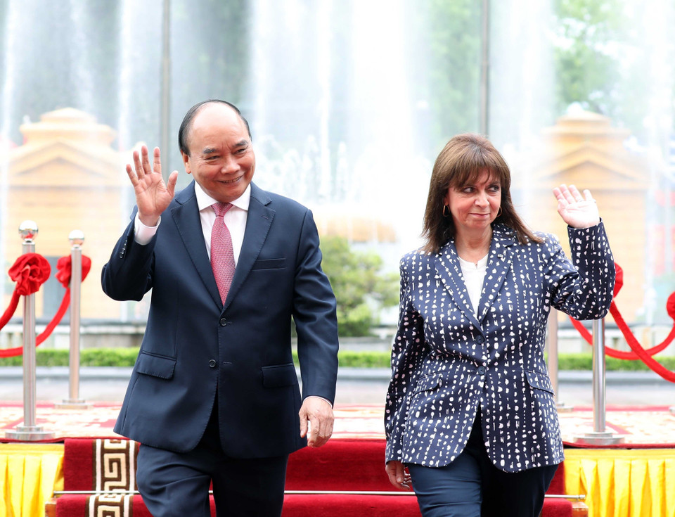 Chủ tịch nước Nguyễn Xuân Phúc và Tổng thống Hy Lạp Katerina Sakellaropoulou tại lễ đón. (Ảnh: Thống Nhất/TTXVN)