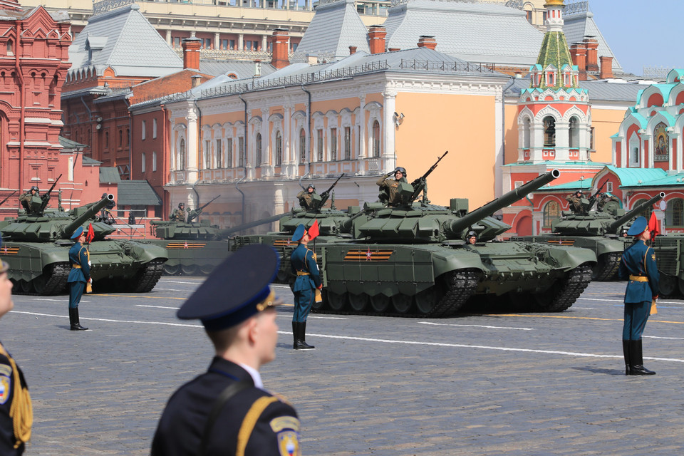 Các loại xe tăng chiến đấu chủ lực của quân đội Nga tham gia buổi tổng duyệt. (Ảnh: Trần Hiếu/TTXVN)