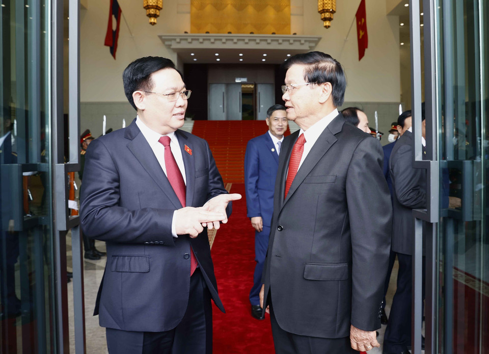 Sáng 16/5, tại Thủ đô Vientiane, Chủ tịch Quốc hội Vương Đình Huệ đến chào xã giao Tổng Bí thư, Chủ tịch nước Lào Thongloun Sisoulith. (Ảnh: Doãn Tấn/TTXVN)