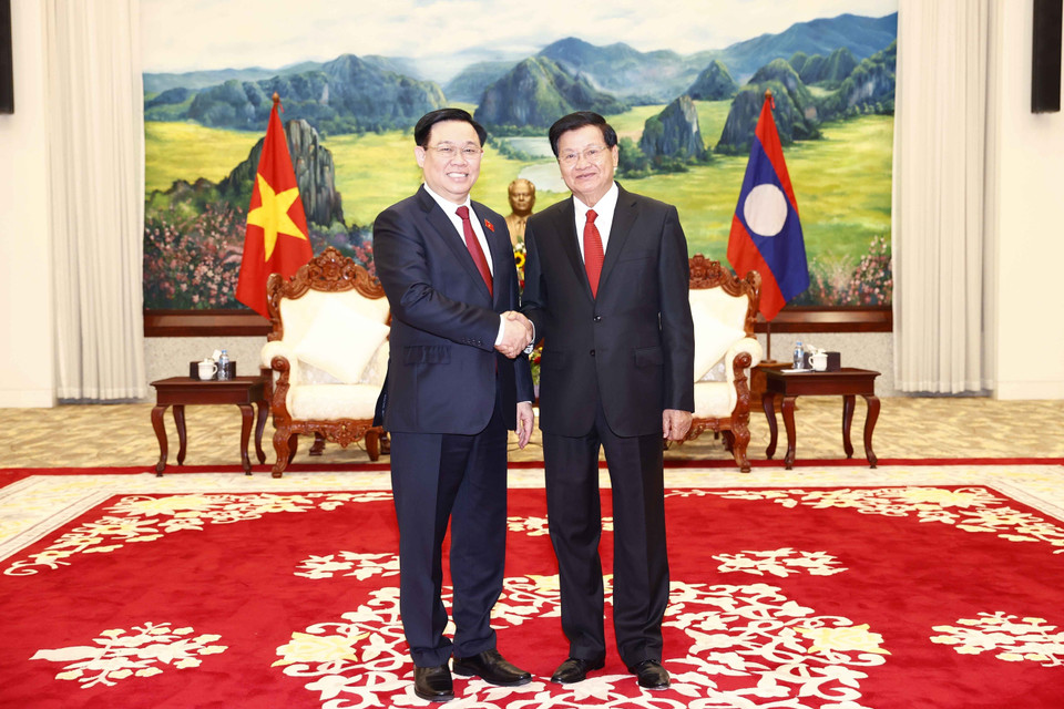 Chủ tịch Quốc hội Vương Đình Huệ và Tổng Bí thư, Chủ tịch nước Lào Thongloun Sisoulith. (Ảnh: Doãn Tấn/TTXVN)