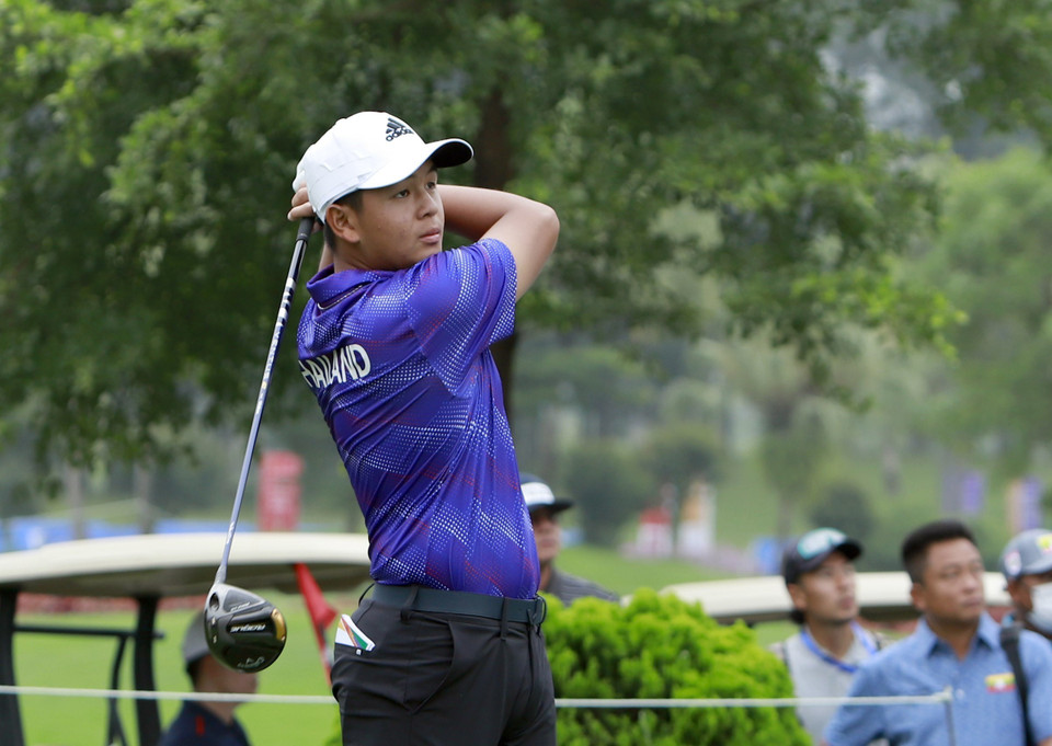 VĐV Thái Lan Ratchanon Chantananuwat (được đánh giá là ứng cử viên vô địch tại giải đấu) thi đấu ở hố golf số 1 vòng 1 cá nhân nam. (Ảnh: Hoàng Hùng/TTXVN)