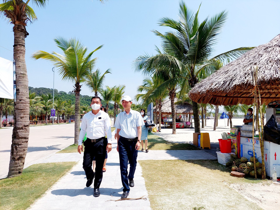 Ban tổ chức SEA Games 31 tỉnh Quảng Ninh kiểm tra cơ sở hạ tầng thi đấu tại đảo Tuần Châu. (Ảnh: Thanh Vân/TTXVN)