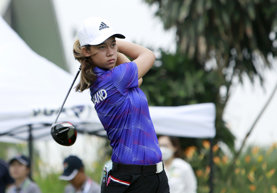 VĐV Eila Galitsky (Thái Lan) thi đấu ở hố golf số 10 vòng 1 cá nhân nữ. (Ảnh: Hoàng Hùng/TTXVN)