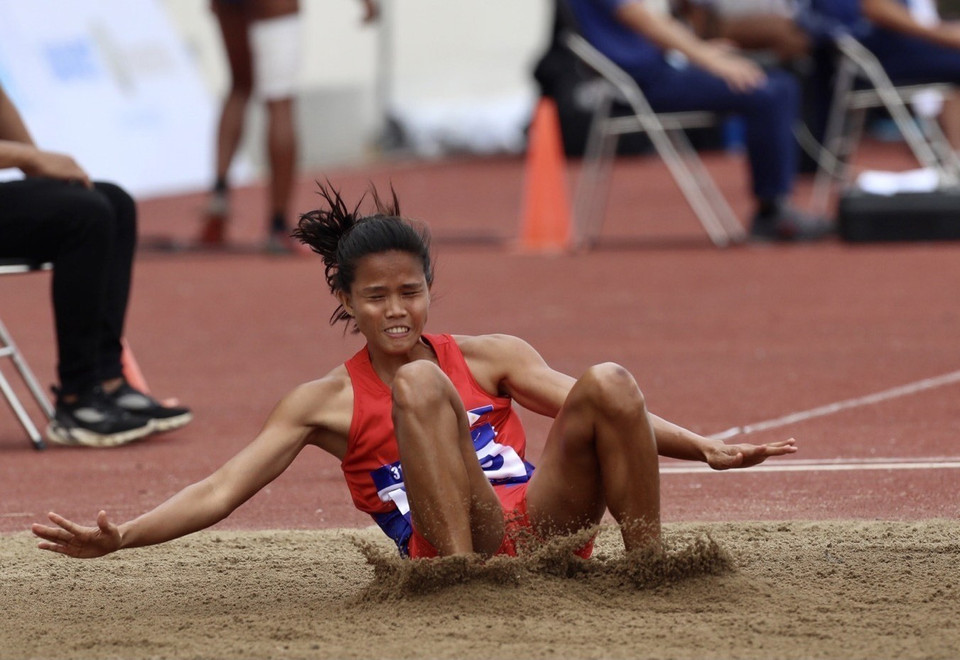 VĐV Sunnisa Khotseemueang (Thái Lan) thi đấu nội dung nhảy xa chung kết 7 môn phối hợp. (Ảnh: Hoàng Hà/TTXVN)