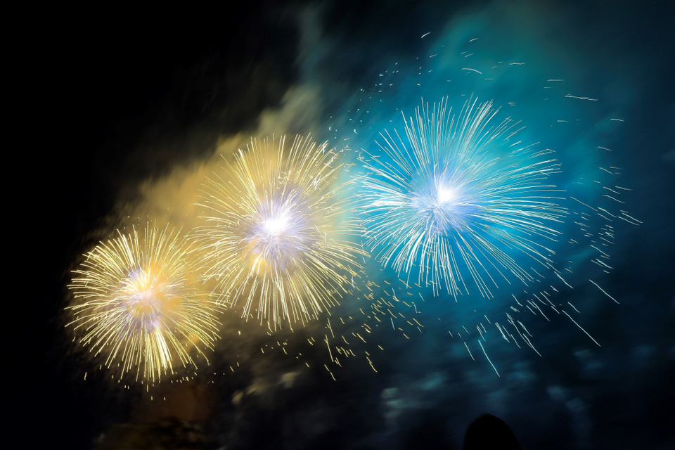 Theo truyền thống hàng năm kể từ ngày kỷ niệm chiến thắng đầu tiên đêm 9/5/1945, vào lúc 22h00 người dân Moskva và mọi thành phố khác trên toàn nước Nga được chứng kiến những màn bắn pháo hoa đẹp mắt, khép lại ngày lễ Chiến thắng với nhiều cảm xúc. (Ảnh: Trần Hiếu/TTXVN)