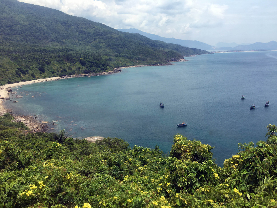 Những chiếc tàu đánh cá trên vịnh Lăng Cô. (Ảnh: Đỗ Trưởng/TTXVN)