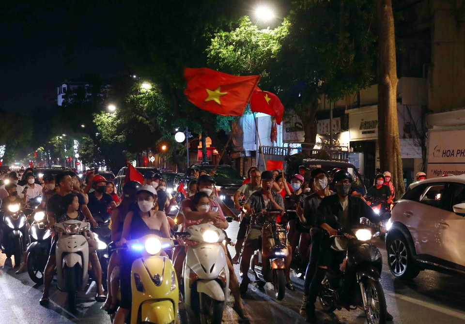 Lượng người và phương tiện hướng về Bờ Hồ tăng cao để ăn mừng chiến thắng của đội Bóng đá nam U23 Việt Nam. (Ảnh: Phạm Kiên/TTXVN)