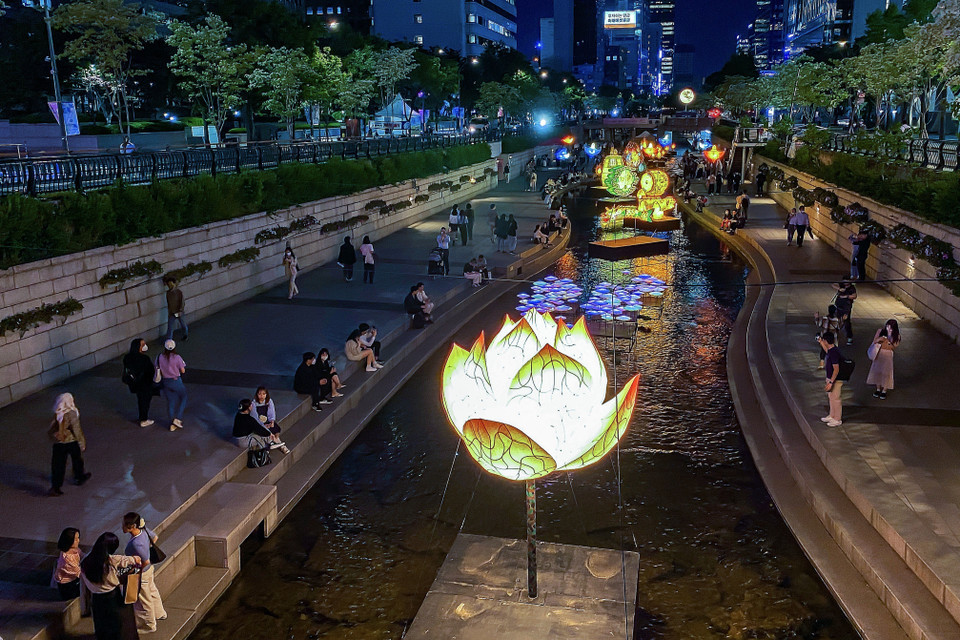 Đèn lồng hoa Sen nổi bật trên dòng suối Cheonggye. (Ảnh: Anh Nguyên/TTXVN)