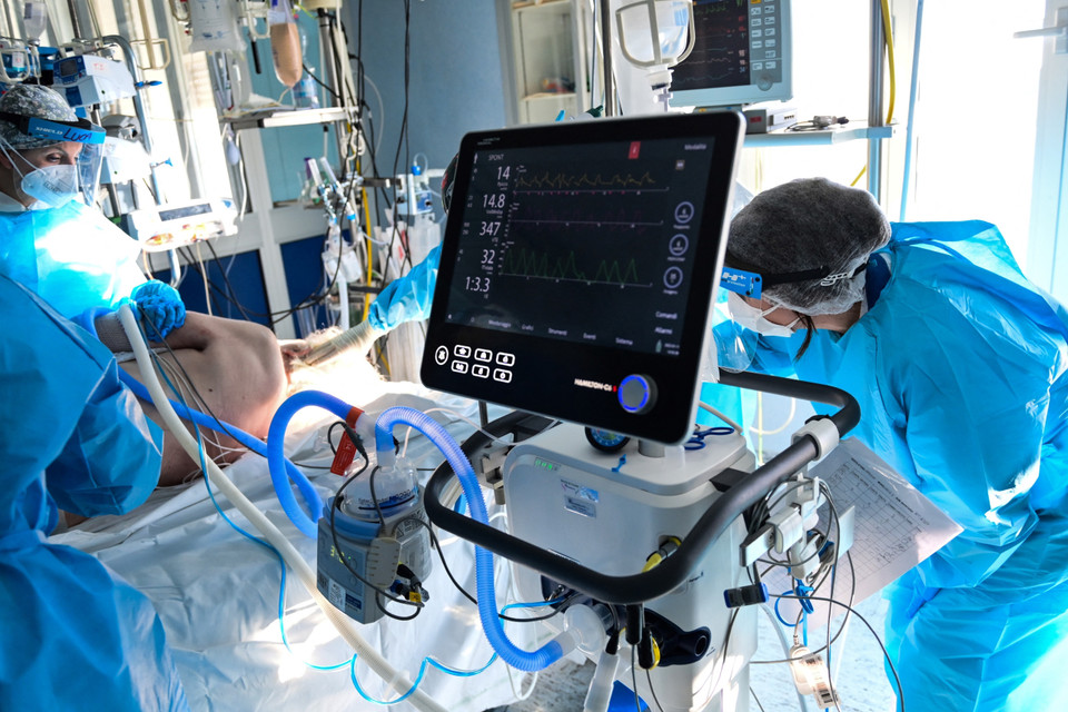 Những trường hợp mắc COVID-19 kèm theo các triệu chứng nặng có thể bị mất tới 10 điểm IQ hoặc bị suy giảm nhận thức. Đây là kết luận được đưa ra trong một nghiên cứu do các nhà khoa học thuộc Đại học Cambridge và Đại học Hoàng gia London (Anh) thực hiện. Trong ảnh: Nhân viên y tế điều trị cho bệnh nhân COVID-19 tại bệnh viện ở Cremona, Italy, ngày 11/1/2022. (Ảnh: AFP/TTXVN)