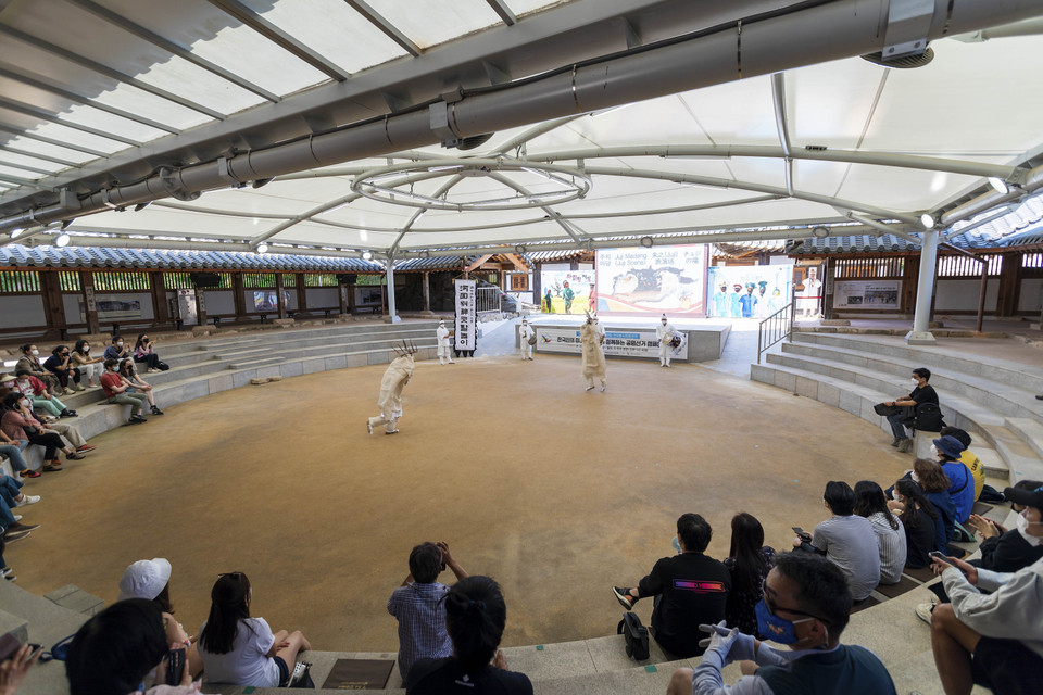 Trải qua nhiều thăng trầm của lịch sử, làng Hahoe vẫn bảo tồn nguyên vẹn những đặc điểm kiến trúc tiêu biểu cho không gian sinh hoạt của tầng lớp phong kiến Hàn Quốc như: ngôi nhà của trưởng họ, khu sinh hoạt, từ đường, thư viện, trường học, vườn tược và cảnh quan thiên nhiên. Ngôi làng cũng được xem là một bảo tàng ngoài trời về những giá trị tinh thần của tư tưởng Nho giáo với các nghi lễ truyền thống, trò chơi dân gian, sản vật và tác phẩm nghệ thuật (mặt nạ). Trong ảnh: Biểu diễn kịch múa mặt nạ truyền thống có tuổi đời trên 800 năm ở làng cổ Hahoe. (Ảnh: Anh Nguyên/TTXVN)