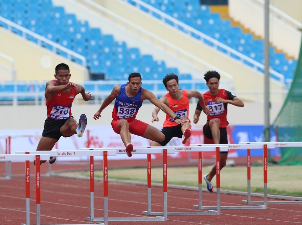 Các vận động viên thi đấu vòng loại nội dung chạy 400m vượt rào nam xuất phát. (Ảnh: Hoàng Hà/TTXVN)