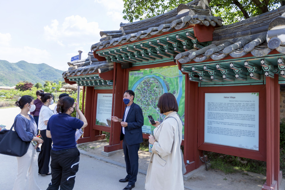 Các kiến trúc của ngôi làng bao gồm các ngôi nhà gỗ giành cho tầng lớp quý tộc và trưởng họ, ngôi đình, thư viện, trường học và những ngôi nhà có mái bằng rơm và tường bằng đất của tầng lớp dân thường. Trong ảnh: Hướng dẫn viên giới thiệu về Làng cổ Hahoe cho khách thăm quan. (Ảnh: Anh Nguyên/TTXVN)