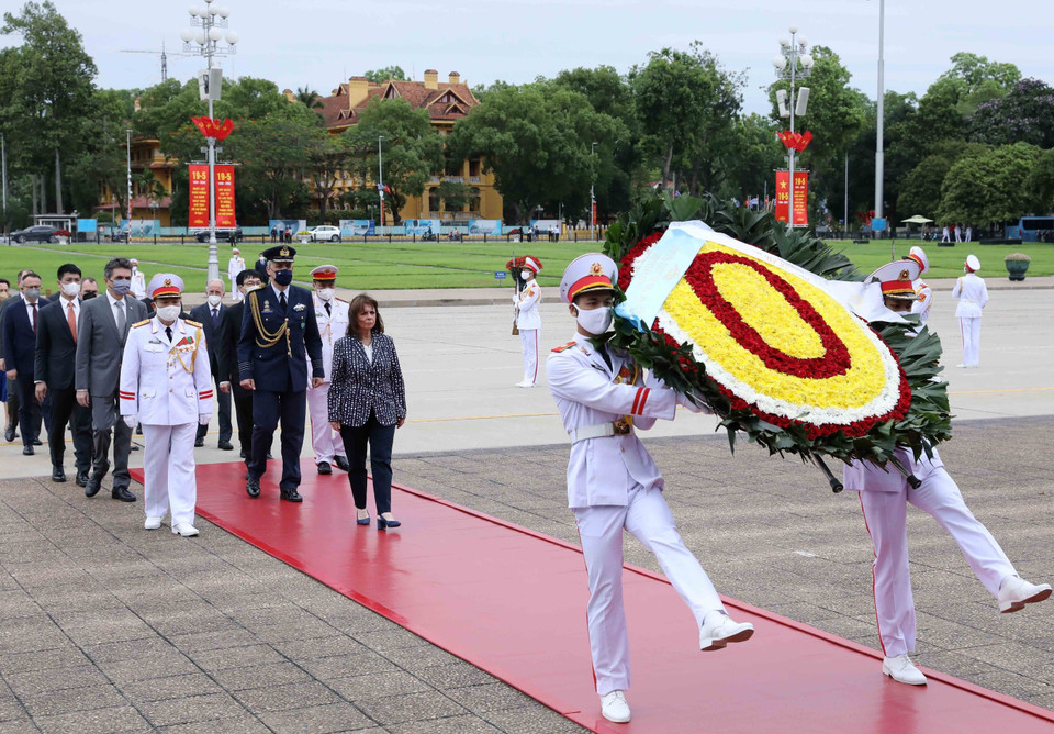 Tổng thống Cộng hòa Hy Lạp Katerina Sakellaropoulou đặt vòng hoa và vào Lăng viếng Chủ tịch Hồ Chí Minh. (Ảnh: An Đăng/TTXVN)