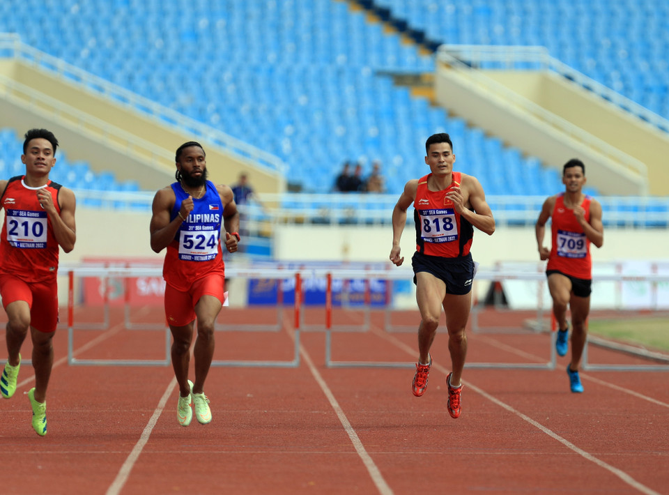 Các VĐV thi đấu vòng loại nội dung chạy 400m vượt rào nam đang về đích. (Ảnh: Huy Hùng/TTXVN)