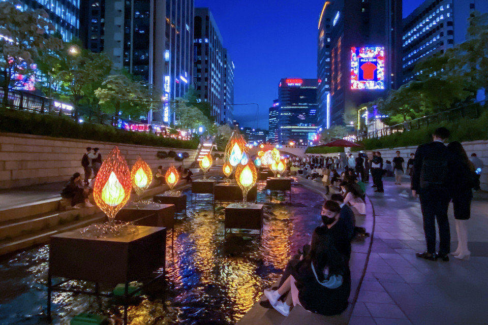 Đèn lồng hình ngọn nến khiến con suối Cheonggye trở nên lung linh và huyền ảo. (Ảnh: Anh Nguyên/TTXVN)