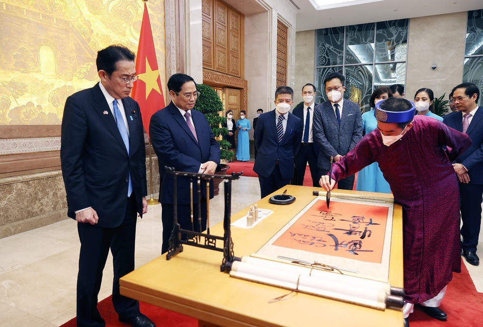 Thủ tướng Phạm Minh Chính và Thủ tướng Nhật Bản Kishida Fumio xem viết thư pháp. (Ảnh: Dương Giang/TTXVN)