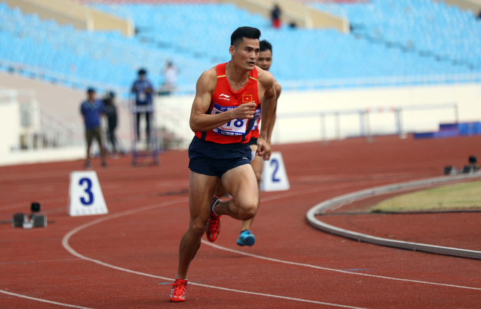 VĐV Quách Công Lịch (Việt Nam) thi đấu nội dung chạy 400m vượt rào nam. (Ảnh: Huy Hùng/TTXVN)