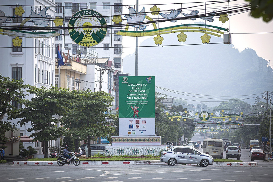 Băng rôn, pano, áp phích được trang hoàng trên các tuyến phố chính của thành phố Hòa Bình. (Ảnh: Trọng Đạt/TTXVN)