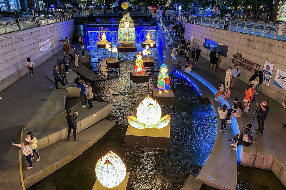 Đèn lồng hoa Sen nổi bật trên dòng suối Cheonggye. (Ảnh: Anh Nguyên/TTXVN)