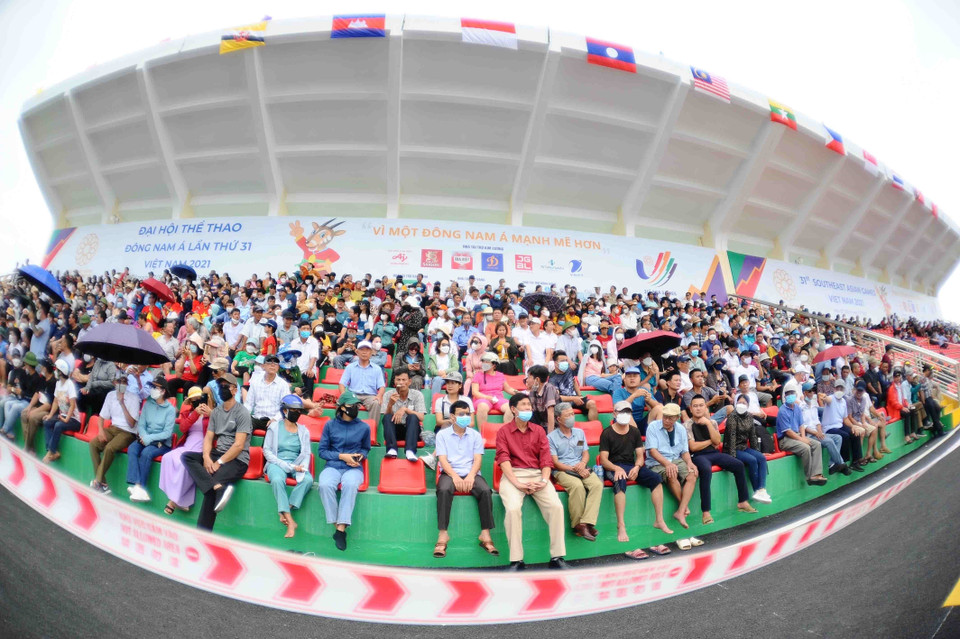 Cổ động viên Việt Nam cổ vũ cho các đội đua. (Ảnh: Minh Đức/TTXVN)