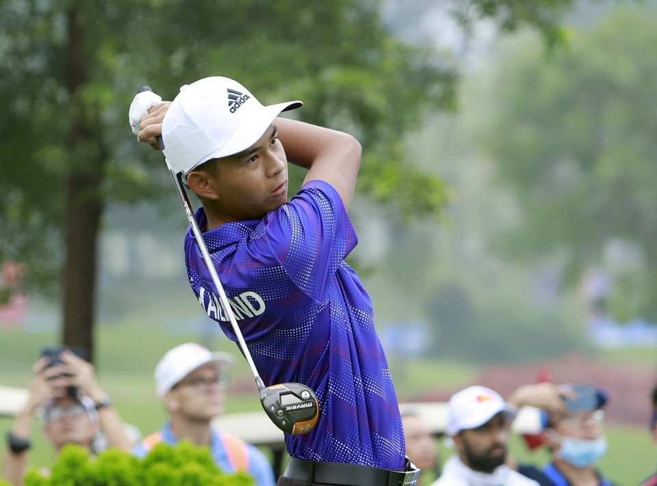 VĐV Arsit Areephun (Thái Lan) thi đấu ở hố golf số 1 tại vòng 1 cá nhân nam. (Ảnh: Hoàng Hùng/TTXVN)