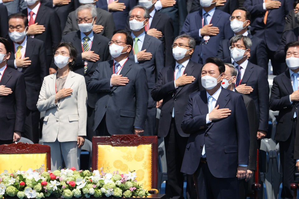 Tân Tổng thống Hàn Quốc Yoon Suk-yeol ngày 10/5/2022 tuyên thệ nhậm chức trong buổi lễ được tổ chức trang trọng tại quảng trưởng trụ sở Quốc hội ở thủ đô Seoul. Trong diễn văn nhậm chức, Tổng thống Yoon Suk-yeol cam kết xây dựng đất nước Hàn Quốc phát triển thịnh vượng trên nền tảng dân chủ tự do và nền kinh tế thị trường. (Ảnh: Yonhap/TTXVN)