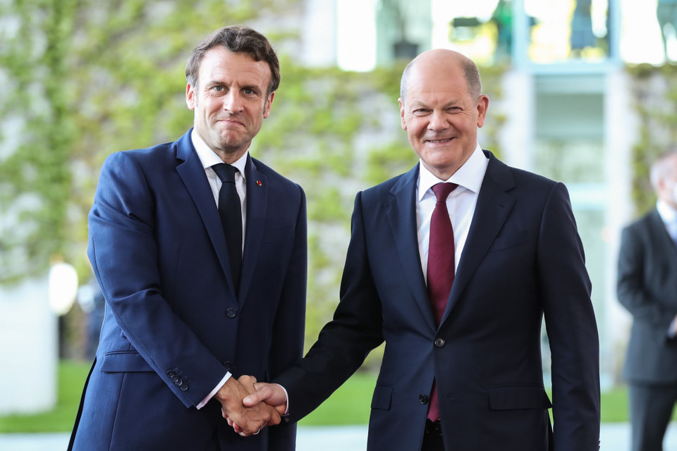Ngày 9/5, Tổng thống tái đắc cử Pháp Emmanuel Macron (trái) có chuyến thăm truyền thống đến Berlin để gặp Thủ tướng Đức Olaf Scholz (phải), thảo luận các vấn đề cùng quan tâm: tình hình Ukraine, chủ quyền châu Âu, đặc biệt tập trung vào vấn đề quốc phòng và năng lượng trong bối cảnh các nước trong Liên minh châu Âu đang cân nhắc kế hoạch của Ủy ban châu Âu về gói trừng phạt thứ sáu đối với Nga. (Ảnh: THX/ TTXVN)