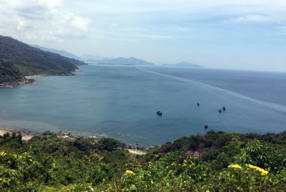 Những chiếc tàu đánh cá trên vịnh Lăng Cô. (Ảnh: Đỗ Trưởng/TTXVN)