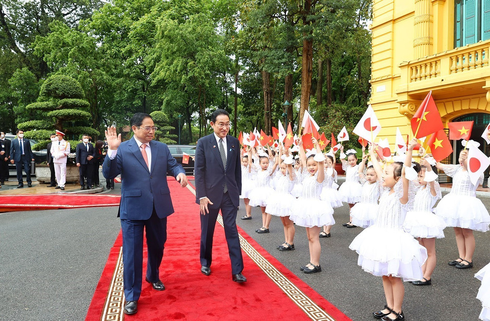 Thủ tướng Phạm Minh Chính và Thủ tướng Nhật Bản Kishida Fumio với thiếu nhi Thủ đô. (Ảnh: Dương Giang/TTXVN)