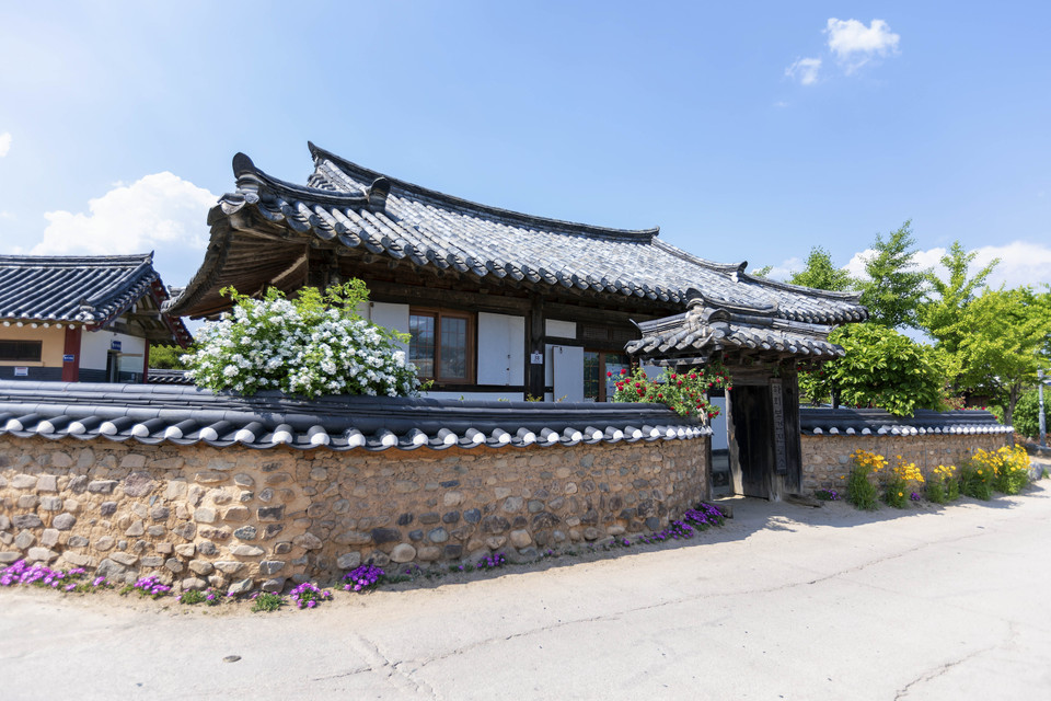 Ngôi nhà cổ đặc trưng của tầng lớp địa chủ dưới Triều đại Joseon ở Làng cổ Hahoe. (Ảnh: Anh Nguyên/TTXVN)