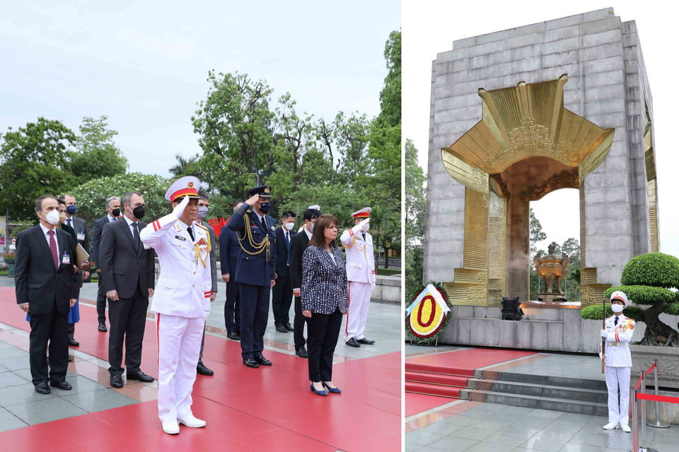 Tổng thống Cộng hòa Hy Lạp Katerina Sakellaropoulou tưởng niệm các Anh hùng liệt sỹ. (Ảnh: An Đăng/TTXVN)