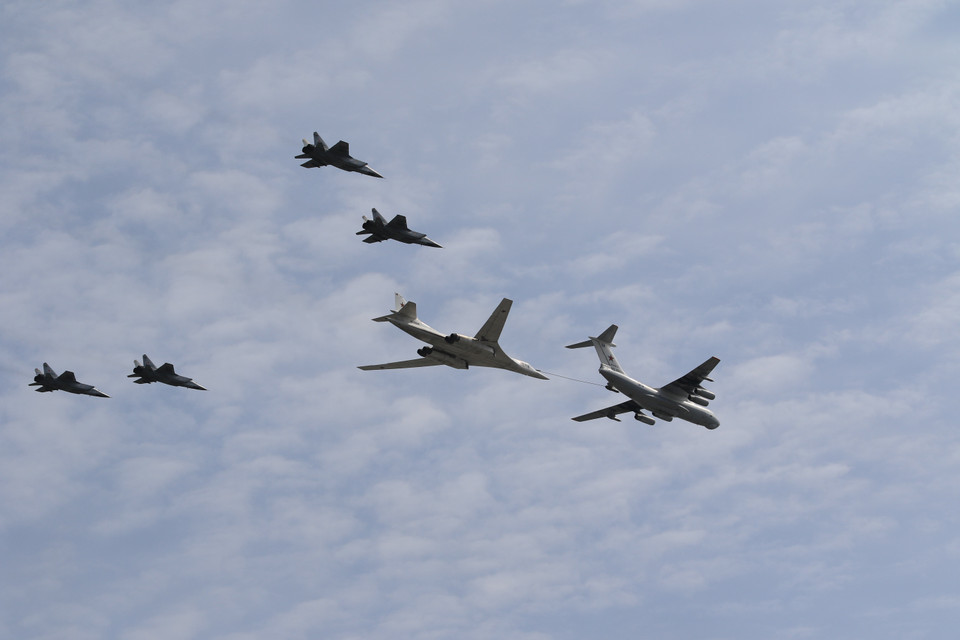 Không quân Nga bay trình diễn tiếp dầu trên không. (Ảnh: Trần Hiếu/TTXVN)