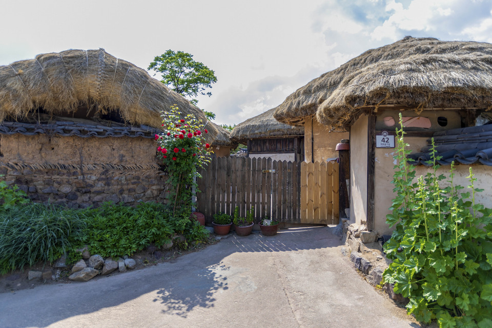 Ngôi nhà cổ có tường bằng đất và mái rơm đặc trưng của tầng lớp người nghèo ở Triều đại Joseon. (Ảnh: Anh Nguyên/TTXVN)