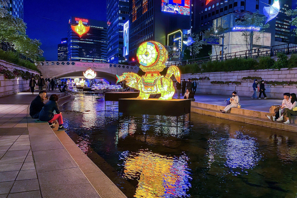 Đèn lồng mô phỏng linh vật Sư tử đá Haechi. Ảnh: (Ảnh: Anh Nguyên/TTXVN)