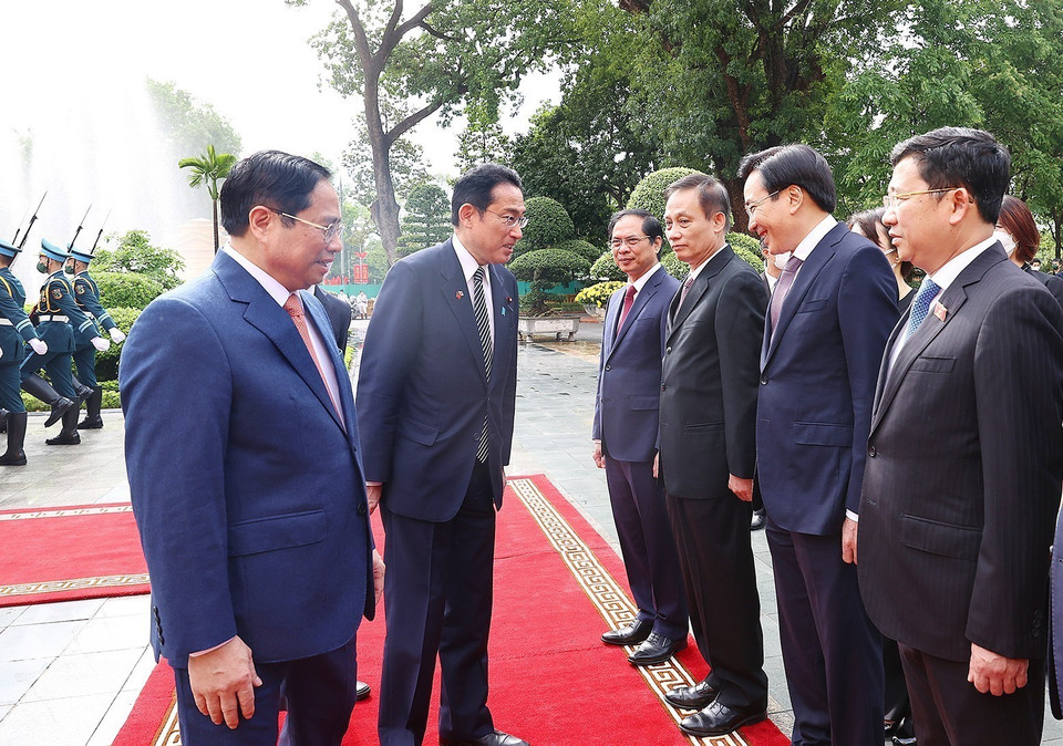 Thủ tướng Phạm Minh Chính giới thiệu với Thủ tướng Nhật Bản Kishida Fumio thành viên đoàn Việt Nam. (Ảnh: Dương Giang/TTXVN)