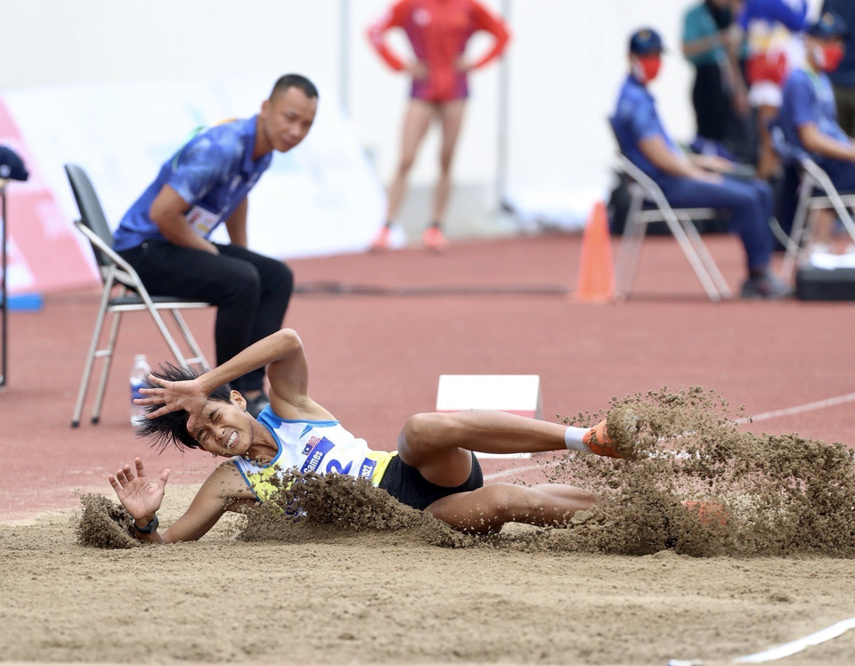 VĐV Alexie M.C Balean (Philippines) thi đấu nội dung nhảy xa chung kết 7 môn phối hợp. (Ảnh: Hoàng Hà/TTXVN)