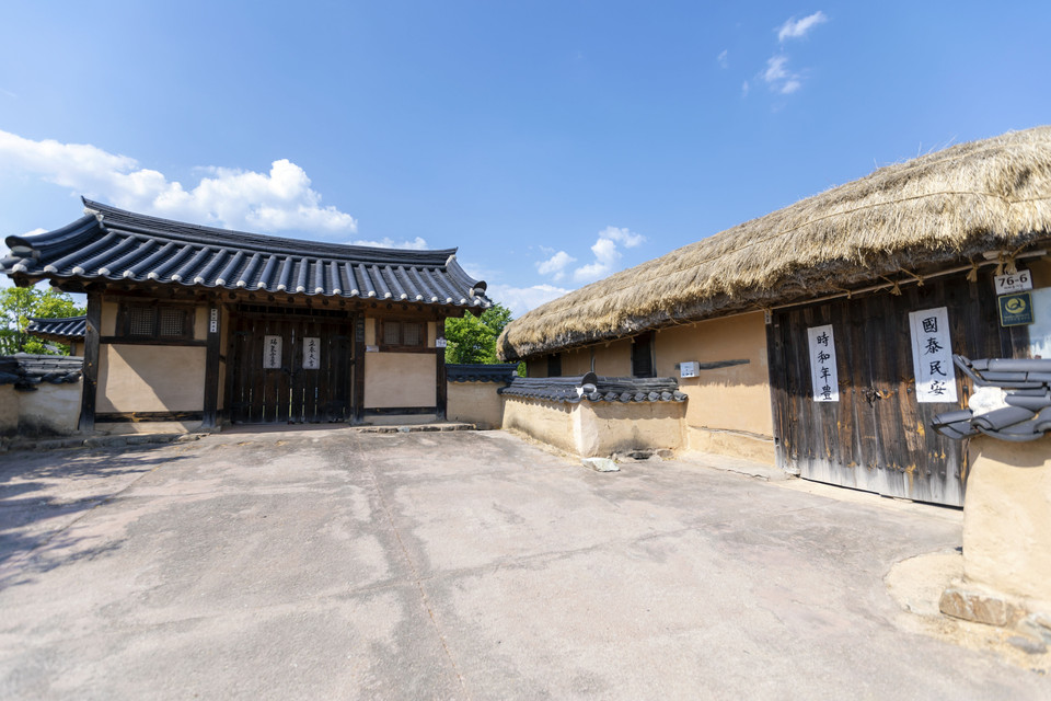 Tên gọi Hahoe (Hà Hồi) chỉ dòng sông Nakdong uốn lượn quanh làng, thể hiện vị trí sơn thủy hữu tình của ngôi làng. Trong ảnh: Nét độc đáo của Làng Hahoe là sự đan xen hài hòa giữa các ngôi nhà cổ của giới quý tộc và người dân nghèo. (Ảnh: Anh Nguyên/TTXVN)